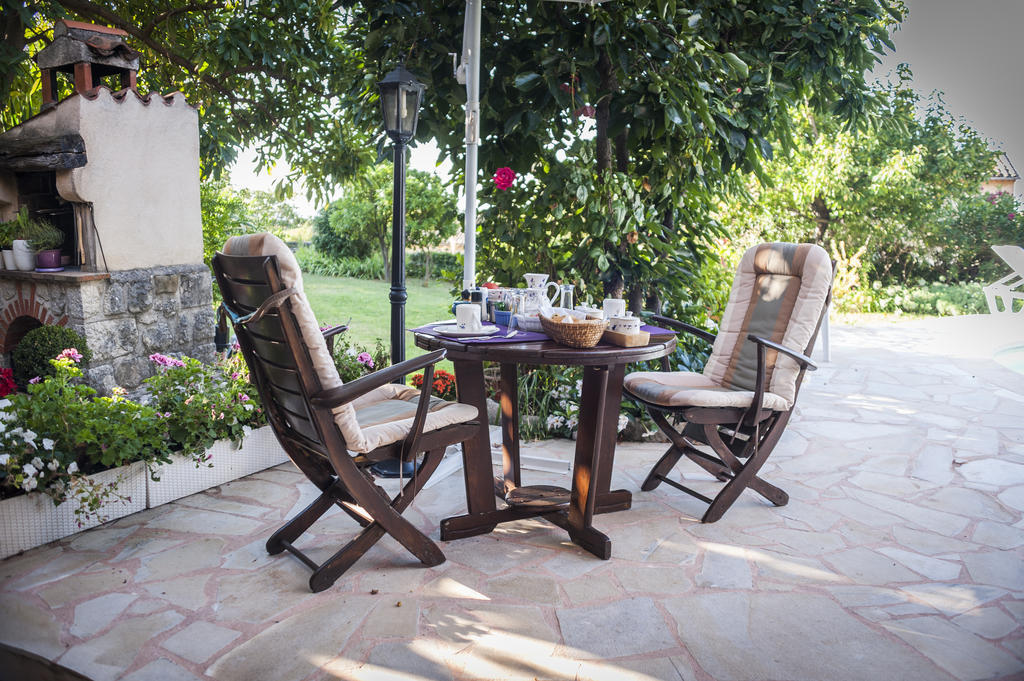 Mas Des Kardouons Bed & Breakfast Tourrettes-sur-Loup Exterior foto